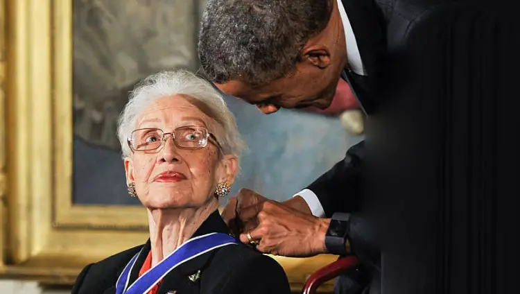 Le président Barack Obama remettant la médaille à Katherine Johnson